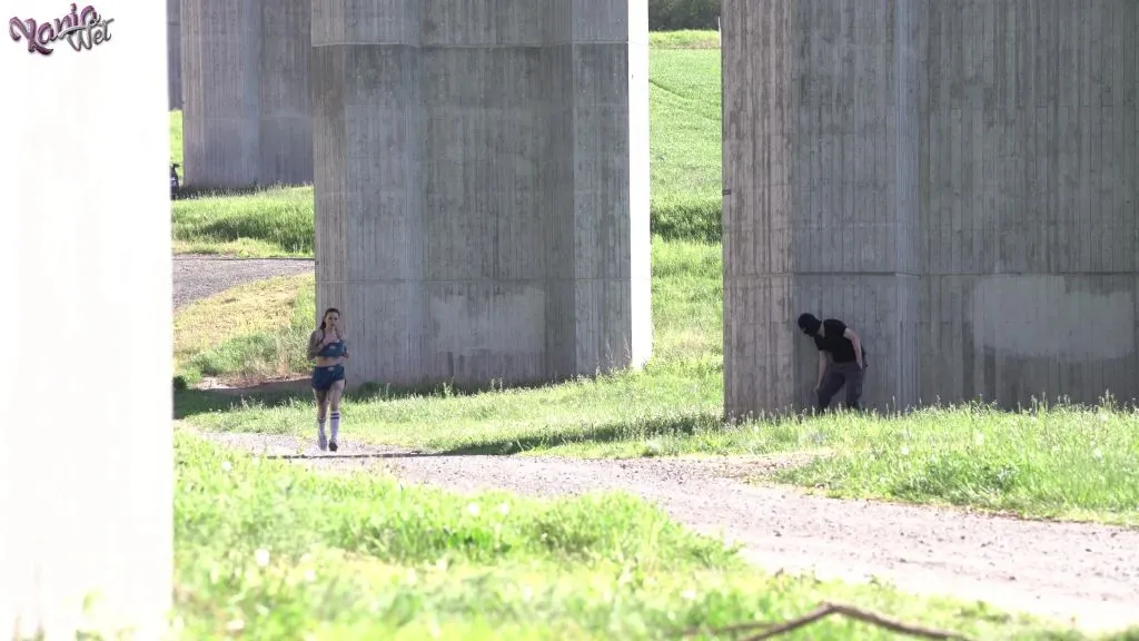thumbnail foto nr. 1 von Beim Joggen verfolgt und gefickt!