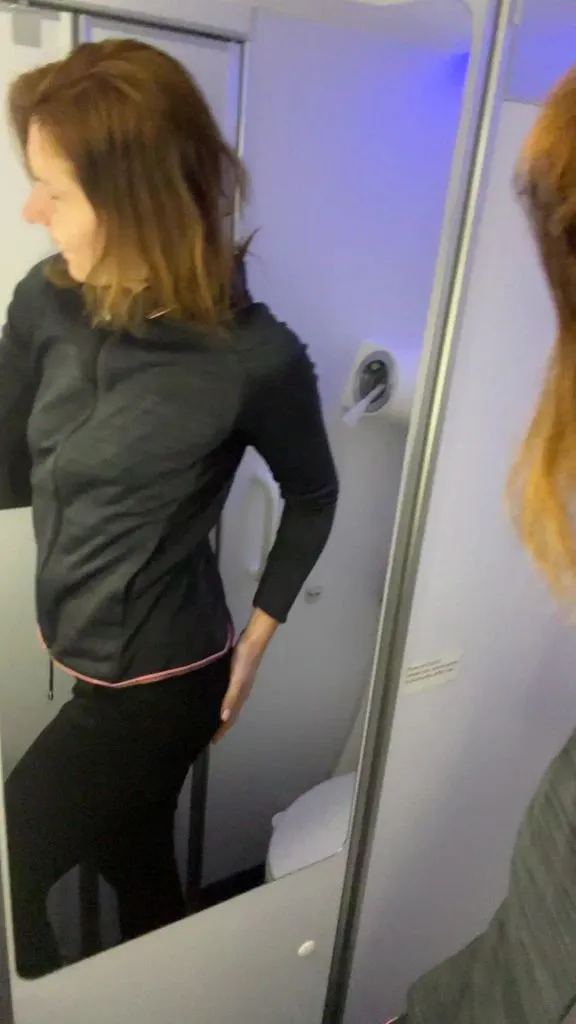 thumbnail foto nr. 2 von Vicky auf der Flugzeugtoilette