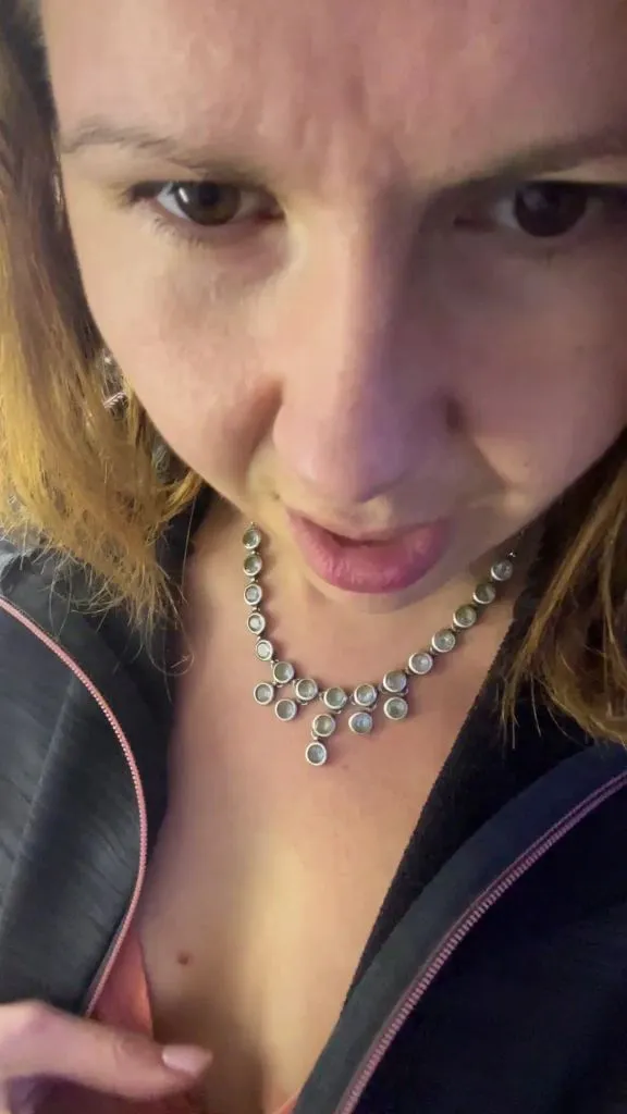 thumbnail foto nr. 4 von Vicky auf der Flugzeugtoilette