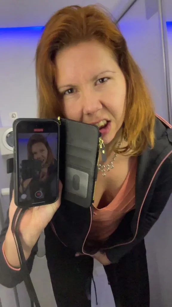 thumbnail foto nr. 6 von Vicky auf der Flugzeugtoilette