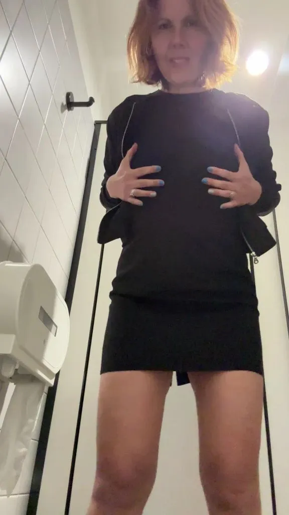 thumbnail foto nr. 3 von Vickys Quicky im Business Outfit