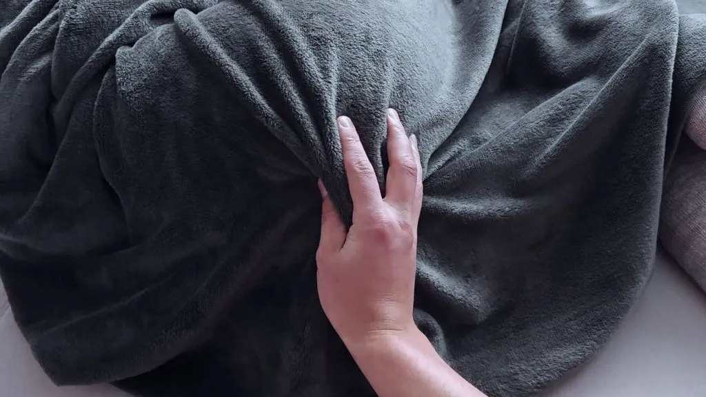 thumbnail foto nr. 1 von Stiefbruder fickt mich beim Mittagsschlaf