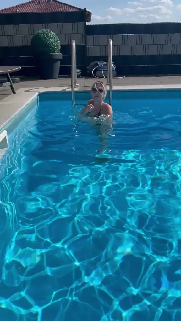 thumbnail foto nr. 4 von NACKT SCHWIMMEN im POOL!
