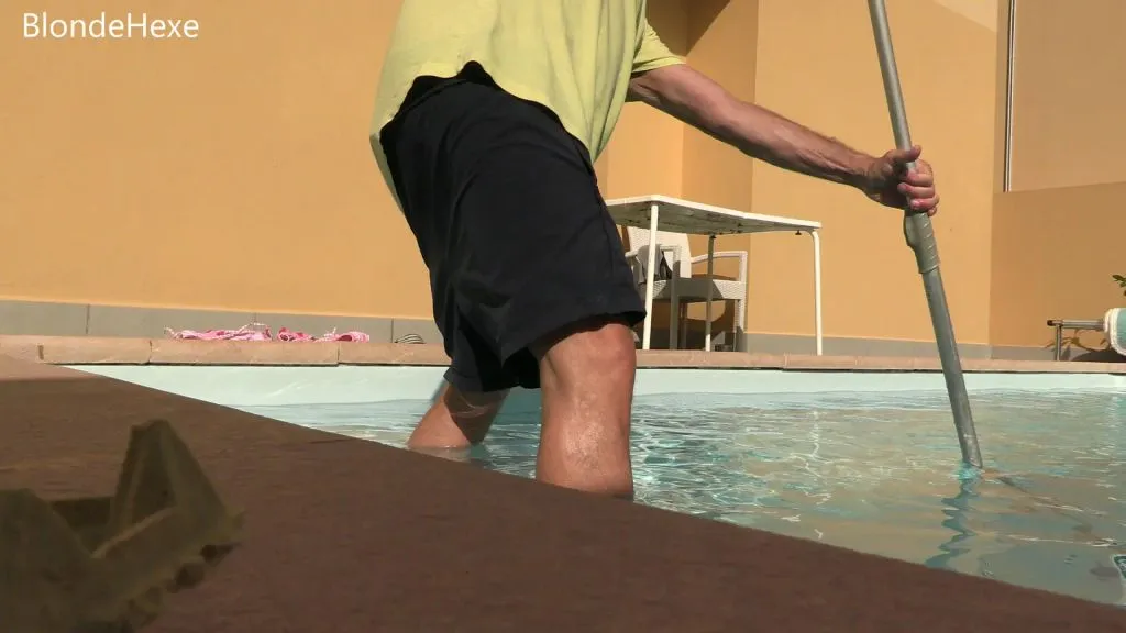 thumbnail foto nr. 1 von Poolboy beim wichsen erwischt und gefickt