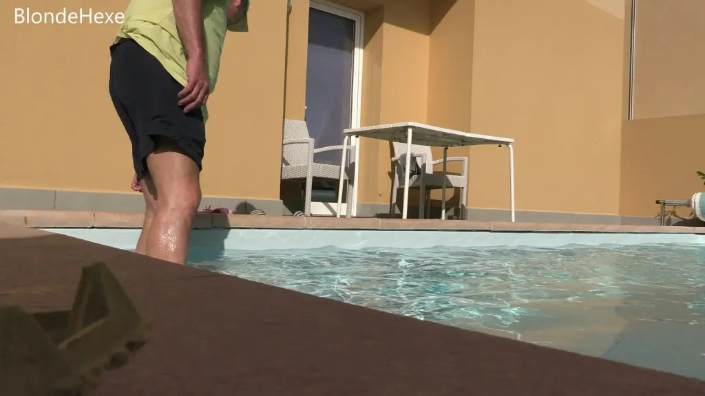thumbnail foto nr. 2 von Poolboy beim wichsen erwischt und gefickt