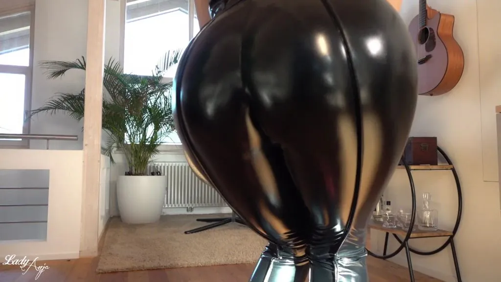 thumbnail foto nr. 4 von Wichs auf mein Kommando – der Klassiker!