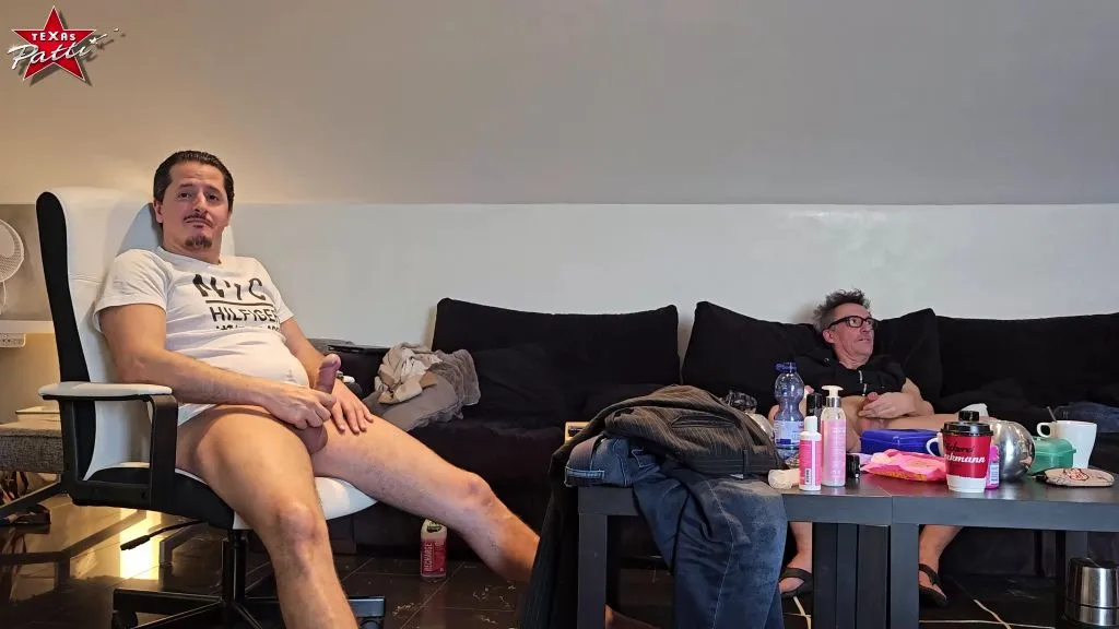 thumbnail foto nr. 1 von Behind the Scenes. Beim pinkeln den Schwanz gelutscht