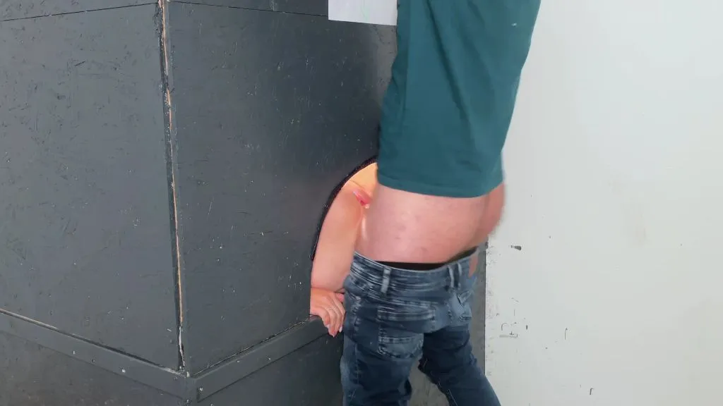 thumbnail foto nr. 5 von Mega Squirt im Gloryhole! Vom Fremden zum Creampie gefickt!