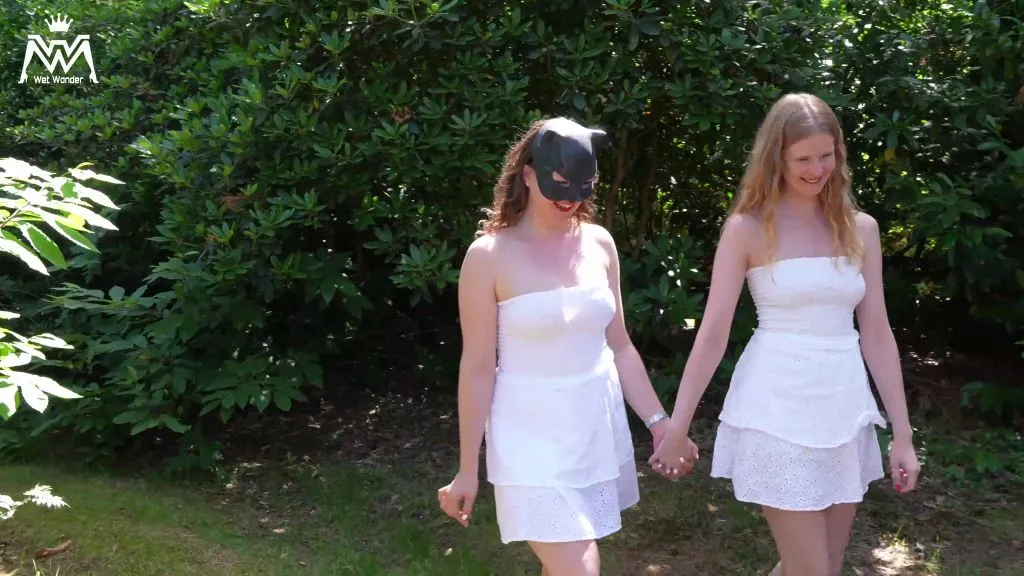 thumbnail foto nr. 2 von FUCK! Meine STIEFSCHWESTER pisst mir auf die NACKTEN FÜSSE!