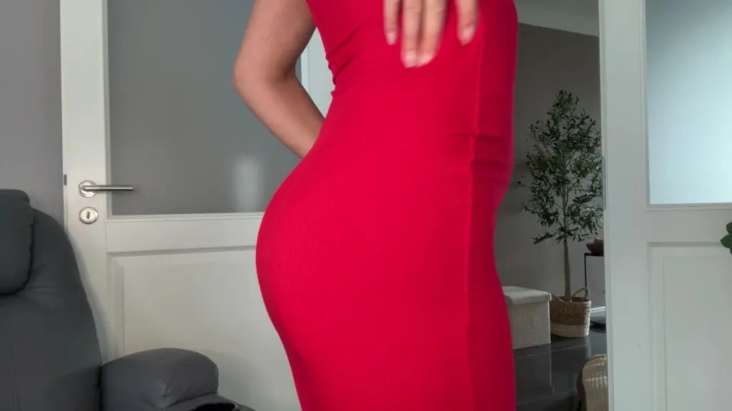 thumbnail foto nr. 2 von DAS geile ROTE, oder das kleine Schwarze??