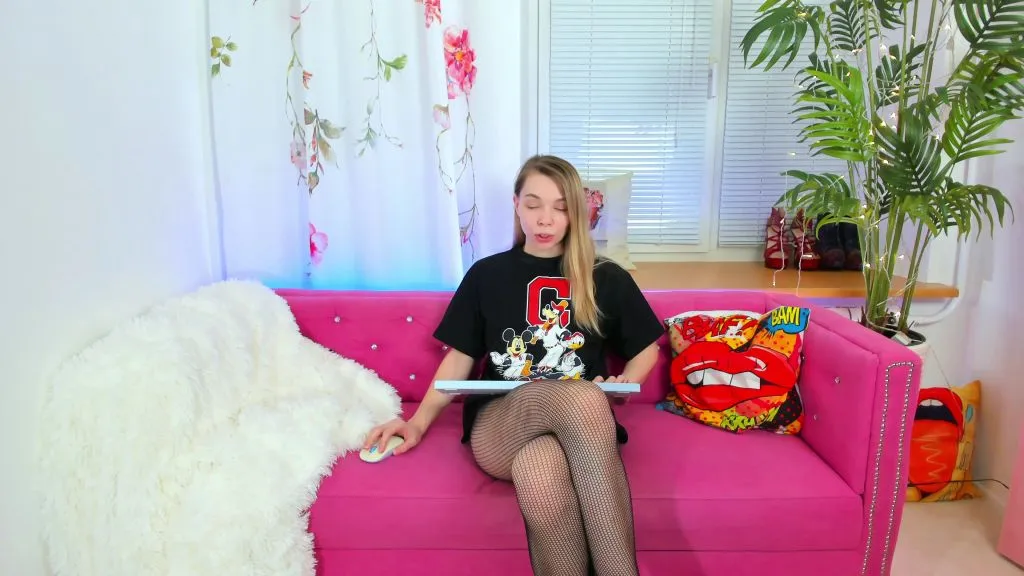 Stiefbruder hilft Stiefschwester mit Vibrator bei Videospiel
