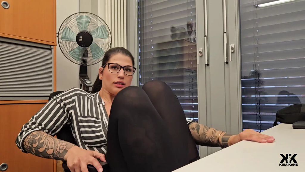 sexy foto nr. 3 von Die Büroschlampe - mein Chef benutzt mich nach Feierabend!