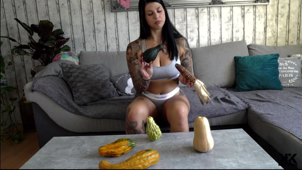 sexy foto nr. 2 von Das Kürbis Experiment - Welcher sprengt mein enges Fötzchen?