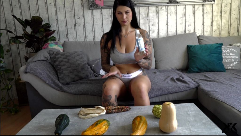 sexy foto nr. 3 von Das Kürbis Experiment - Welcher sprengt mein enges Fötzchen?