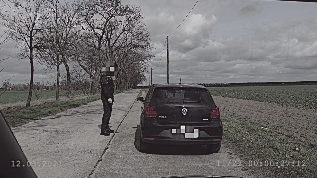 sexy foto nr. 2 von SKANDALVIDEO - vom Polizisten während der Kontrolle gefickt