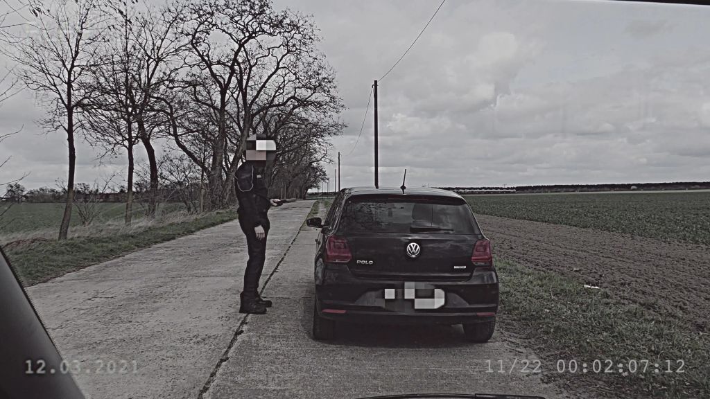 sexy foto nr. 6 von SKANDALVIDEO - vom Polizisten während der Kontrolle gefickt