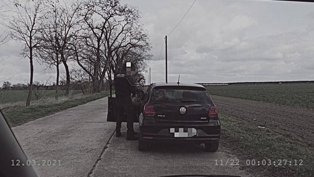 sexy foto nr. 9 von SKANDALVIDEO - vom Polizisten während der Kontrolle gefickt