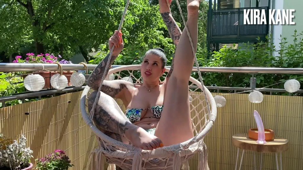 sexy foto nr. 3 von Public Orgasmus – Postfrau hört mit!