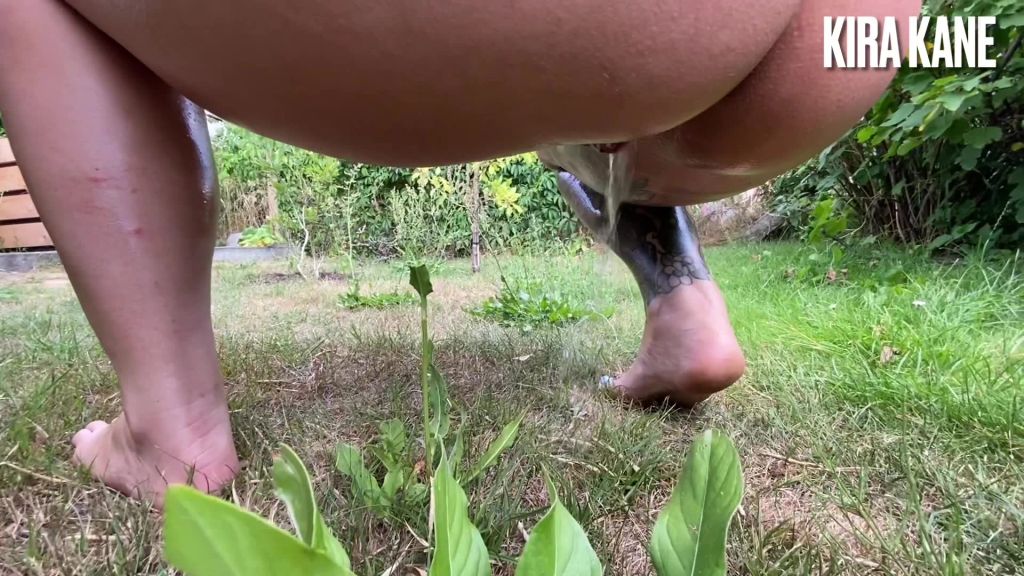 sexy foto nr. 3 von Wasser marsch! Heftiger Gartenpiss!