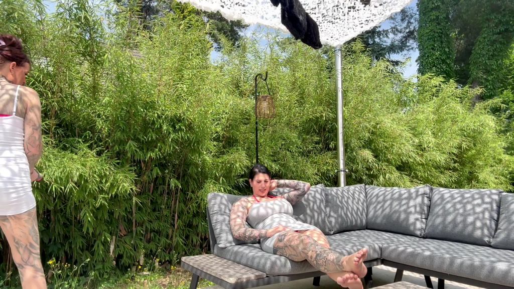 sexy foto nr. 1 von Girl-on-Girl-Masturbation im Garten 🔥