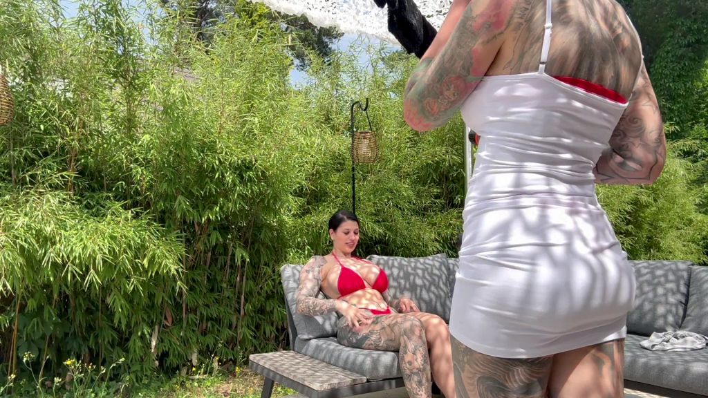 sexy foto nr. 3 von Girl-on-Girl-Masturbation im Garten 🔥