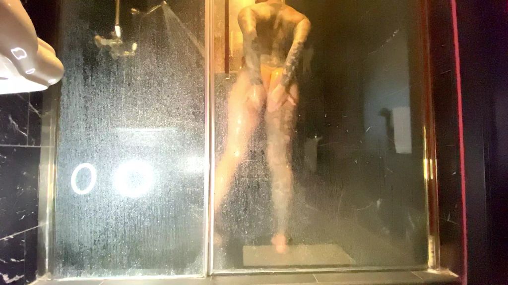 sexy foto nr. 4 von ALIEN DILDO VS. Schwanz - Orgie in der Dusche!