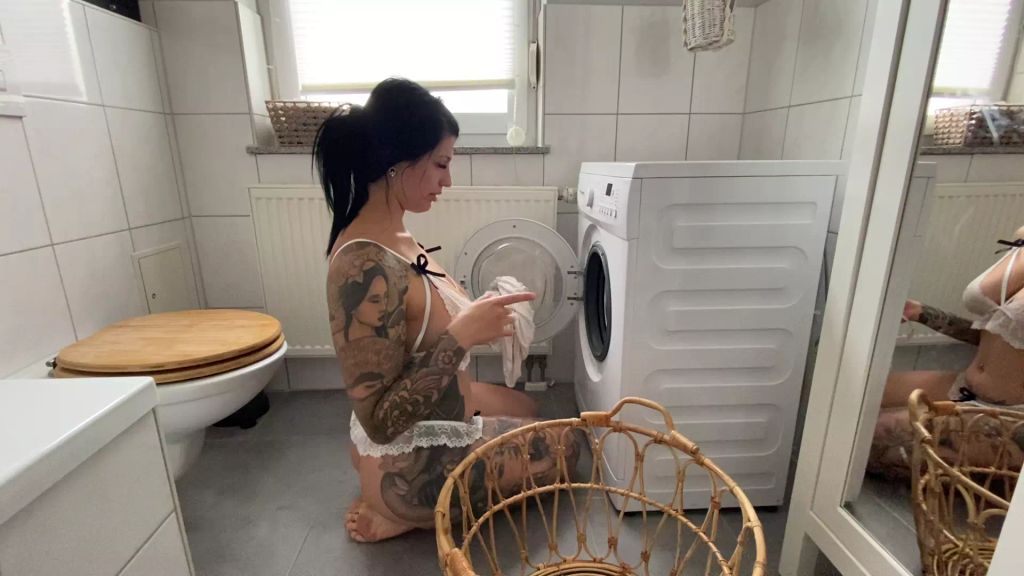 sexy foto nr. 1 von Notgeile Hausfrau reitet XXL Schwanz auf der Waschmaschine