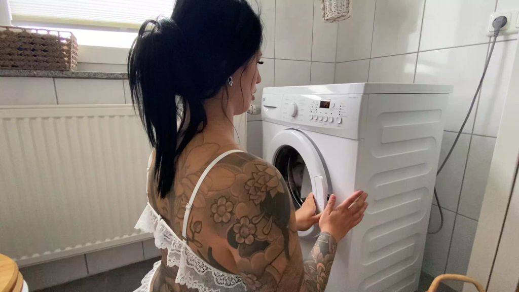 sexy foto nr. 2 von Notgeile Hausfrau reitet XXL Schwanz auf der Waschmaschine