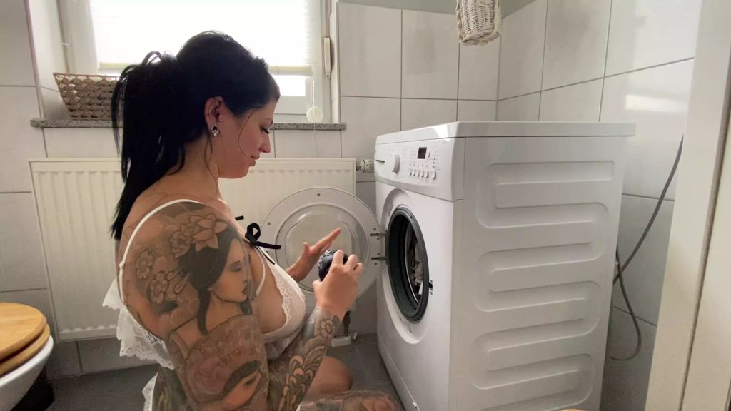 sexy foto nr. 3 von Notgeile Hausfrau reitet XXL Schwanz auf der Waschmaschine
