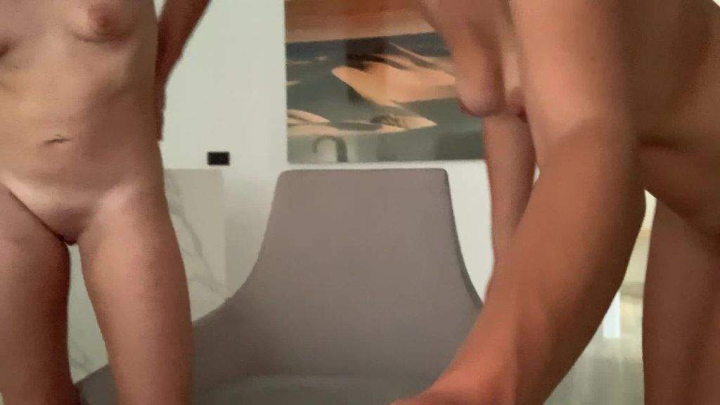 sexy foto nr. 1 von HEIßE LESBEN TREIBEN ES WILD UND HEMMUNGLOS IN DER KÜCHE!