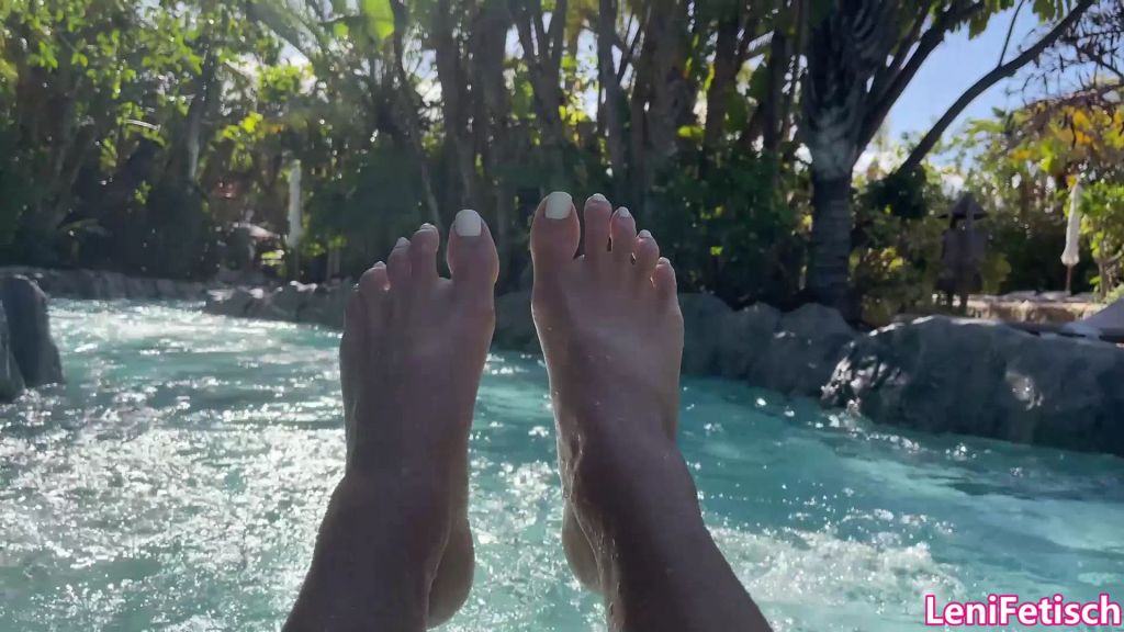 sexy foto nr. 2 von Fußporno für meine Fußfetischisten. Weiße Nägel nasse Füße!