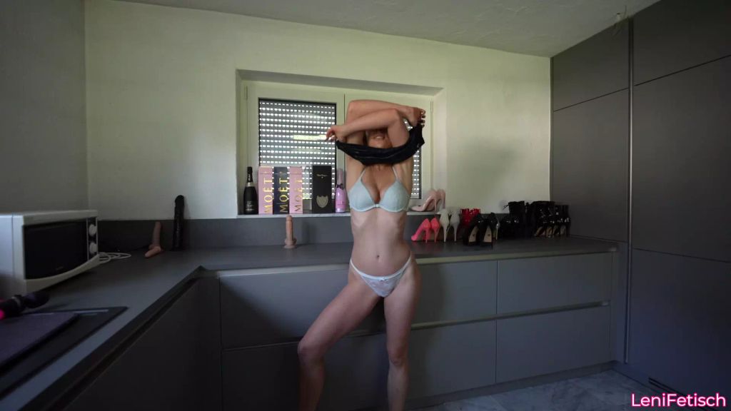 sexy foto nr. 2 von LENIS VERFICKTE KÜCHE! HIER BESORGE ICH ES MIR AM LIEBSTEN!