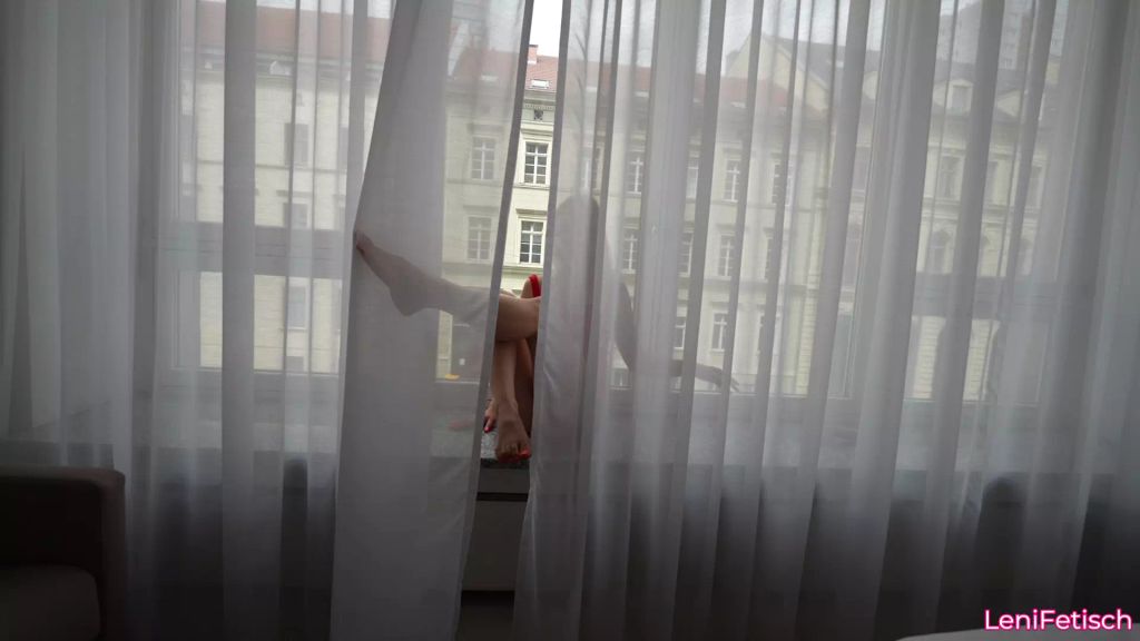 sexy foto nr. 1 von CRAZY PUBLIC FOOTJOB! ICH LIEBE ES MIT MEINEN FÜßEN....