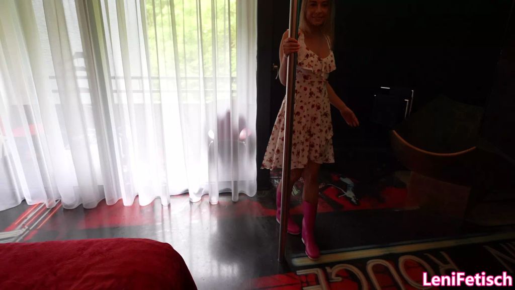 sexy foto nr. 2 von FEUCHTE SPIELE MIT GLASDILDO GUT GESCHÜTZT MIT GUMMISTIEFELN