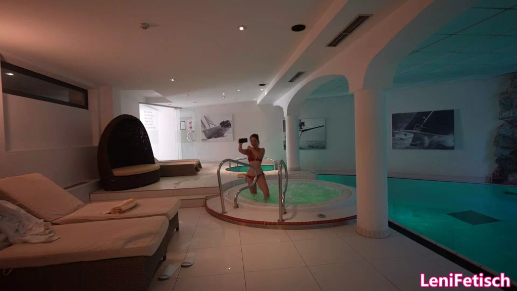 sexy foto nr. 1 von UPPS! LENIS CAM SHOW IM ÖFFENTLICHEN HOTEL WELLNESSBEREICH!