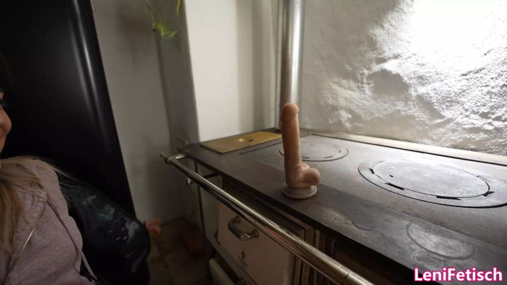 sexy foto nr. 3 von PSSSSSST WAS WAR DAS? HEIMLICH ABGEFICKT AUF OMAS HERD!!!!