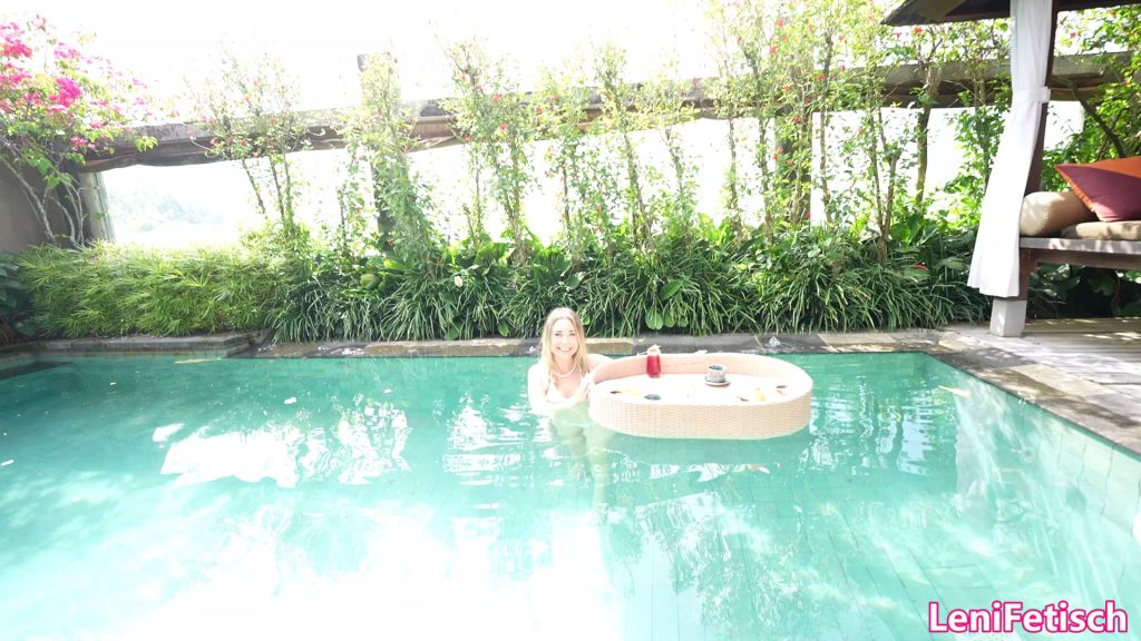 sexy foto nr. 2 von BIKINI GIRLFRIEND EXPERIENCE! I DID IT AGAIN! FLOATING FOOD!