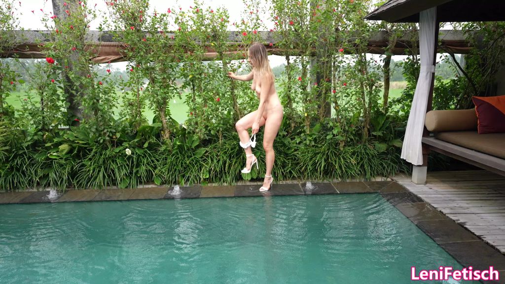 sexy foto nr. 9 von BIKINI GIRLFRIEND EXPERIENCE! 2025! HIGHHEELS AM POOL!