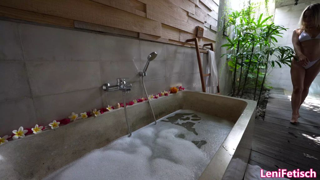 sexy foto nr. 1 von OUTDOORBADEWANNE IN BALI EINGEWEIHT! ICH LIEBE ES FEUCHT!