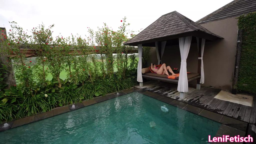 sexy foto nr. 1 von GEMÜSEFICK IM POOL! DIE GURKE GEWINNT! WER WILL DIE KAROTTE?