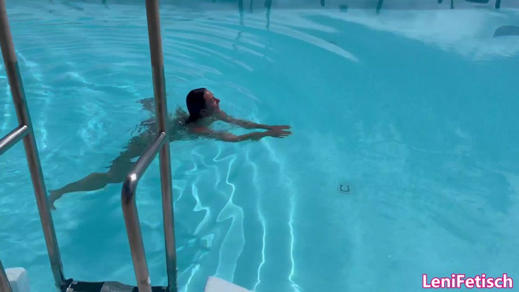 sexy foto nr. 4 von BIKINI GIRLFRIEND EXPERIENCE! I DID IT AGAIN! IM POOL STRIP!