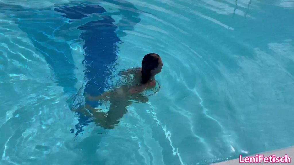sexy foto nr. 5 von BIKINI GIRLFRIEND EXPERIENCE! I DID IT AGAIN! IM POOL STRIP!