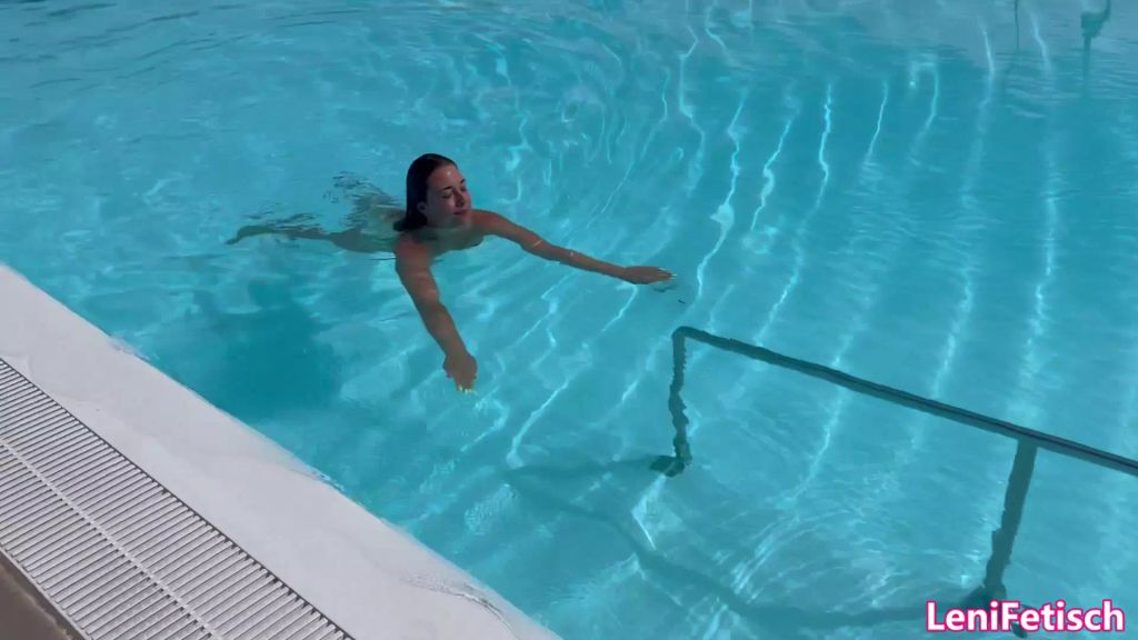 sexy foto nr. 6 von BIKINI GIRLFRIEND EXPERIENCE! I DID IT AGAIN! IM POOL STRIP!