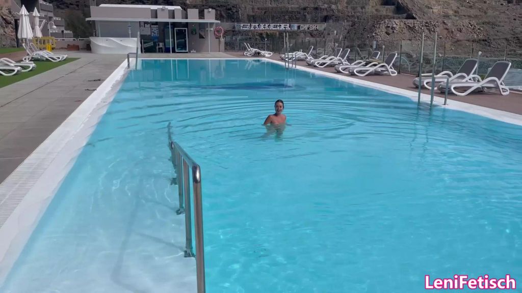 sexy foto nr. 7 von BIKINI GIRLFRIEND EXPERIENCE! I DID IT AGAIN! IM POOL STRIP!