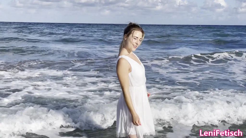 sexy foto nr. 8 von Schneeflöckchen- Hoch das Röckchen zeigt das Fötzchen!