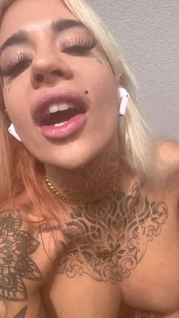 sexy foto nr. 10 von Squirting in der Öffentlichkeit