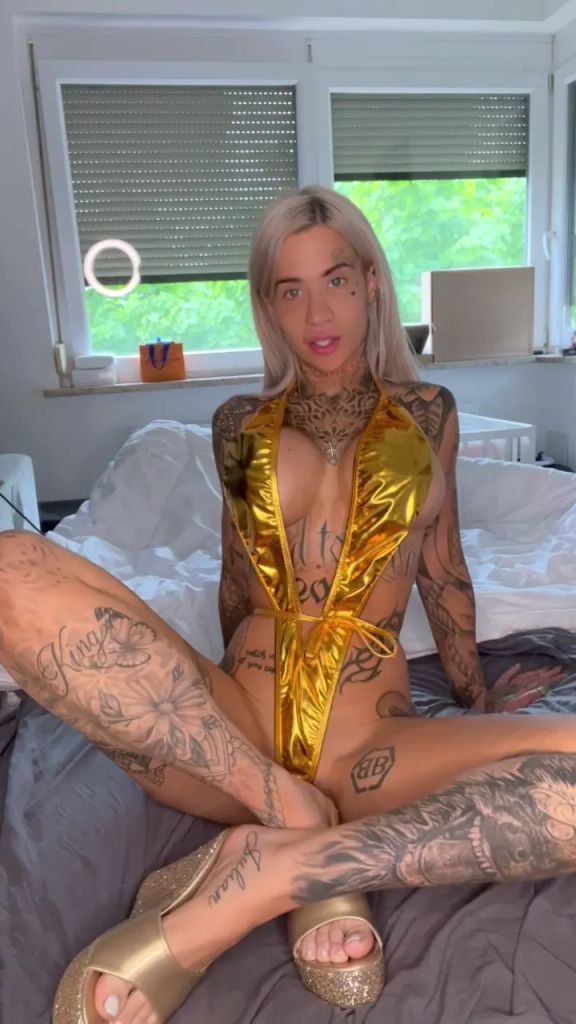 sexy foto nr. 1 von Ich ficke mich mit einem Monster Dildo