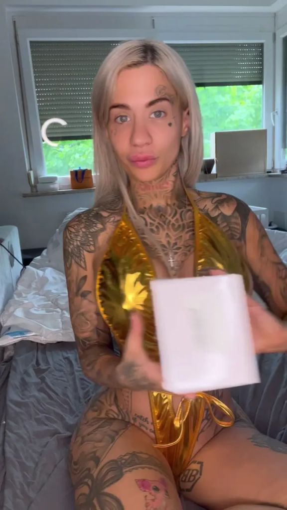 sexy foto nr. 3 von Ich ficke mich mit einem Monster Dildo