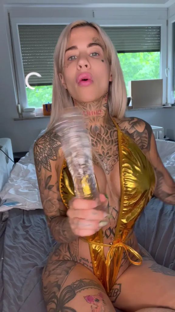 sexy foto nr. 4 von Ich ficke mich mit einem Monster Dildo