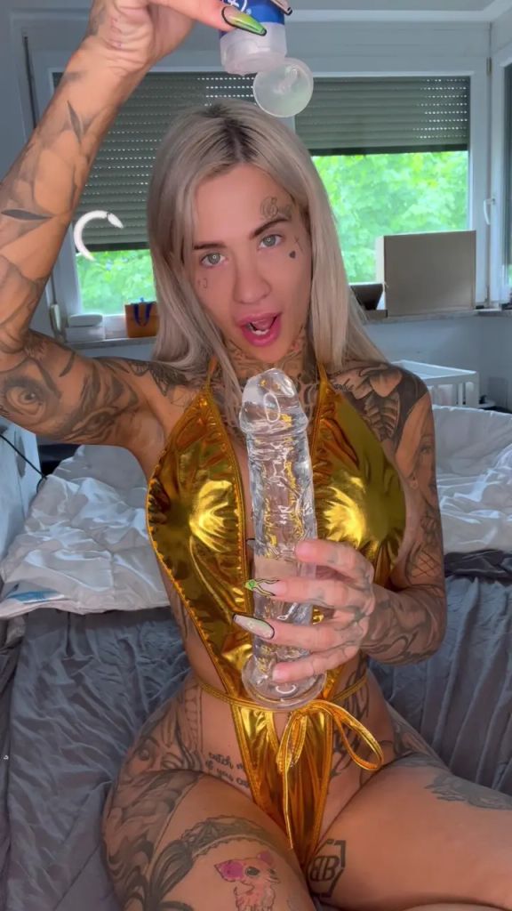 sexy foto nr. 5 von Ich ficke mich mit einem Monster Dildo